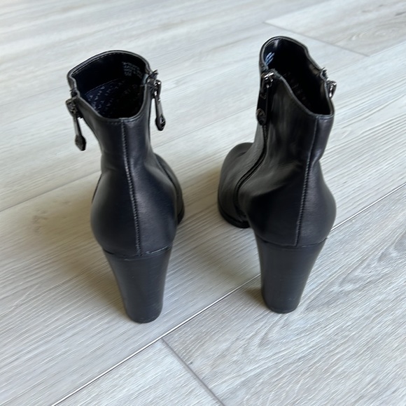Tahari soft black genuine leather booties - Picture 4 of 6